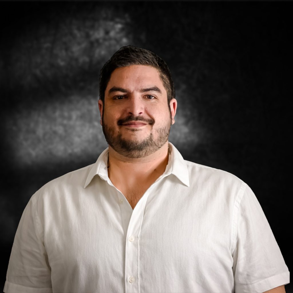 portrait professionnel d’un directeur artistique et webdesigner freelance specialise dans la conception de sites WordPress, le design web et le contenu multimédia